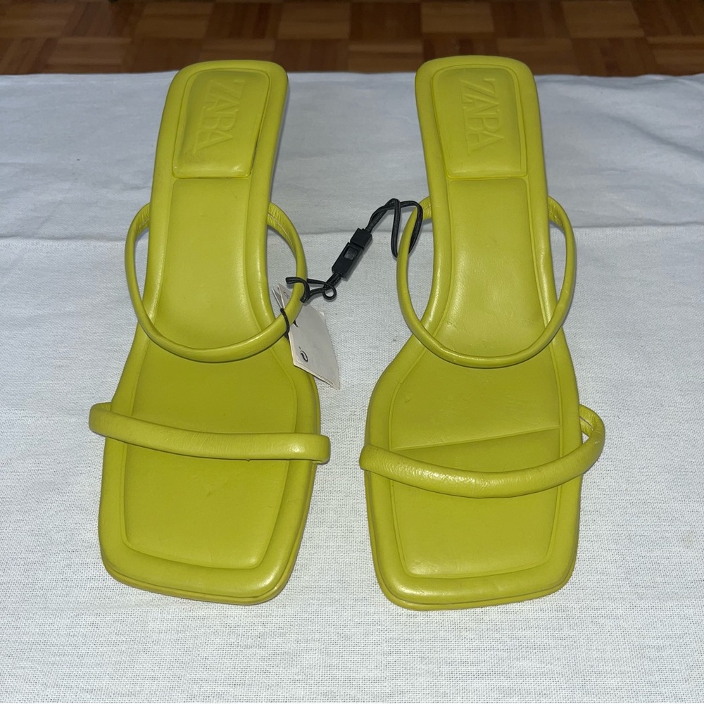 9. LEATHER STRAP HEEL SANDALS Size 40
